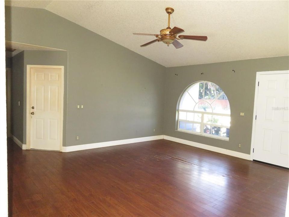 For Sale: $349,900 (2 beds, 2 baths, 1036 Square Feet)