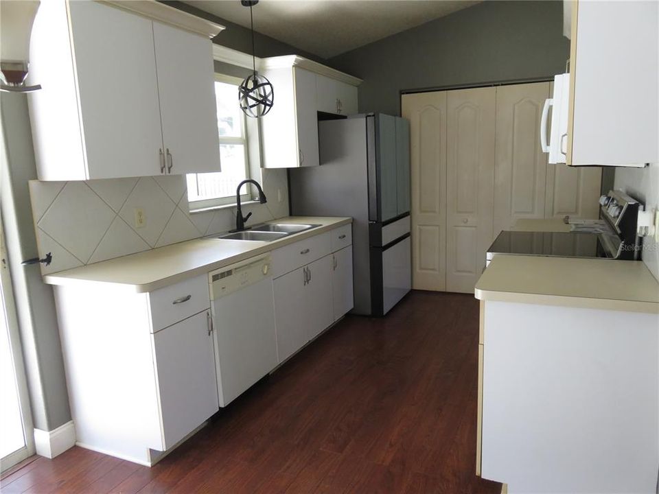 For Sale: $349,900 (2 beds, 2 baths, 1036 Square Feet)