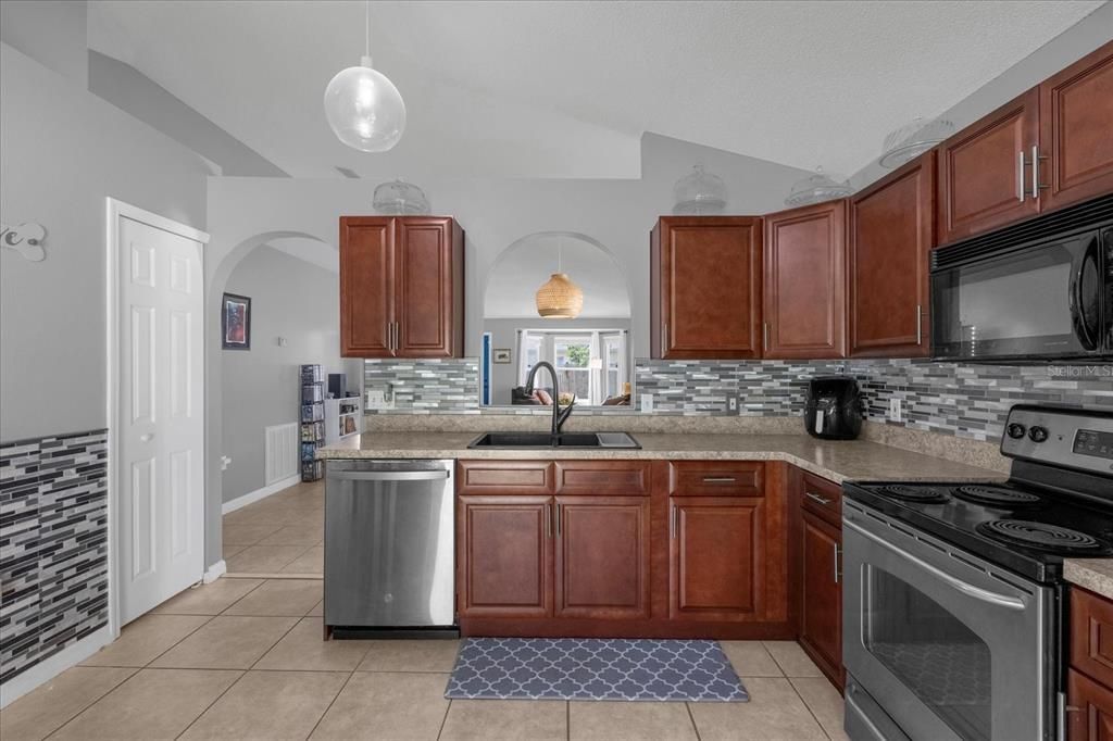 Active With Contract: $359,000 (3 beds, 2 baths, 1440 Square Feet)