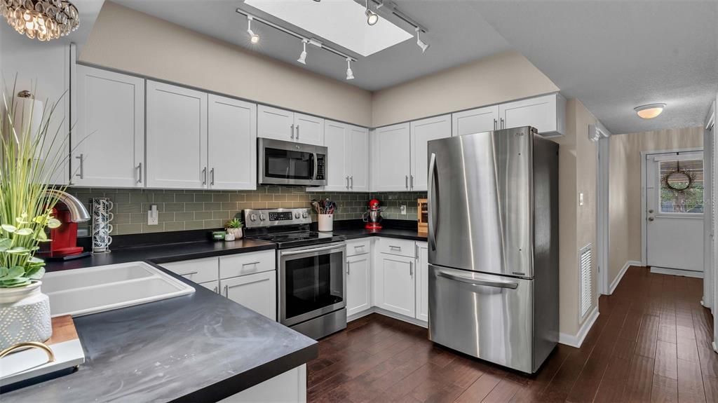 Active With Contract: $199,900 (2 beds, 2 baths, 1508 Square Feet)