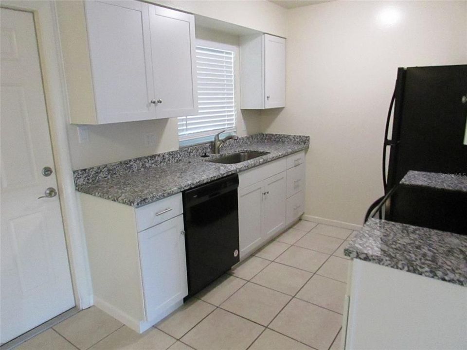 For Rent: $1,350 (2 beds, 1 baths, 900 Square Feet)