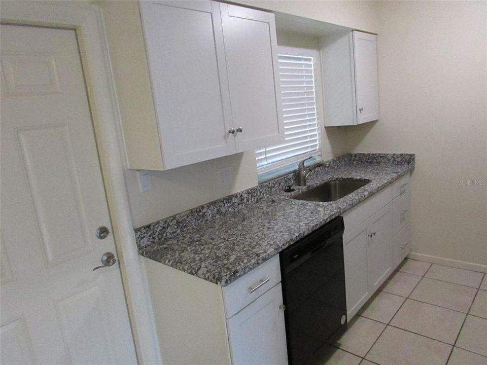 For Rent: $1,350 (2 beds, 1 baths, 900 Square Feet)