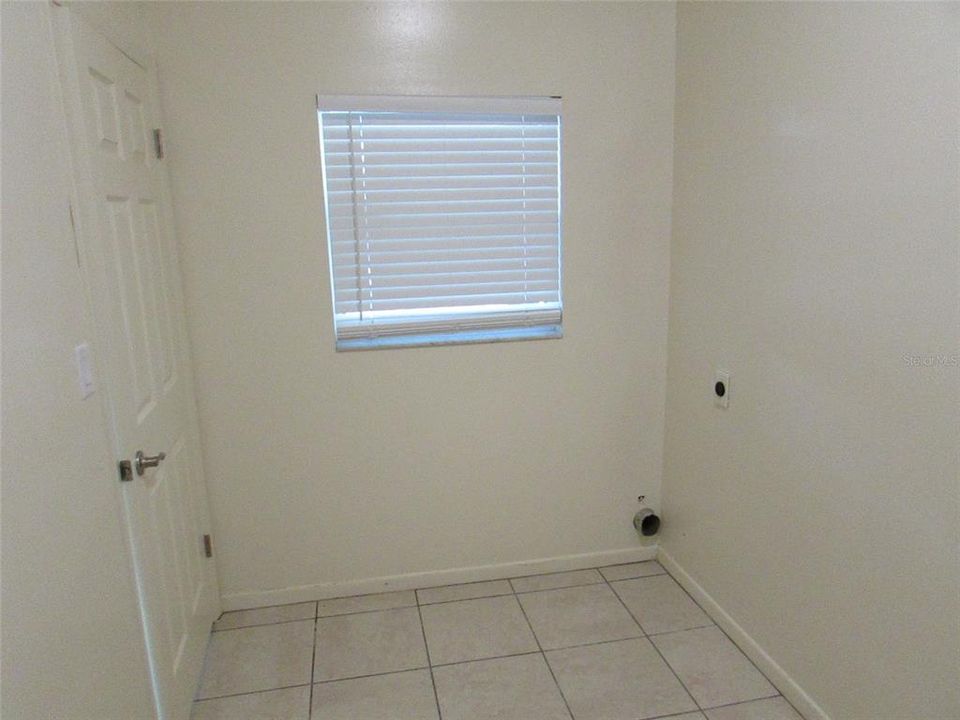 For Rent: $1,350 (2 beds, 1 baths, 900 Square Feet)