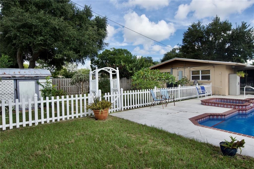 Active With Contract: $385,000 (4 beds, 2 baths, 2084 Square Feet)