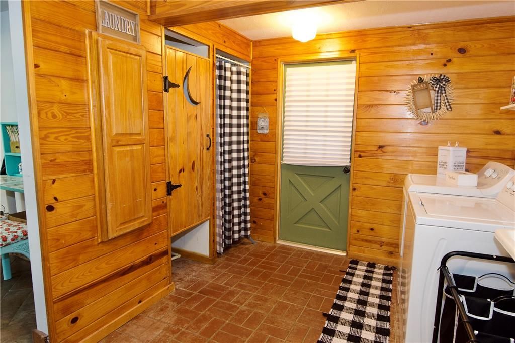 Spacious and Adorable Laundry Room