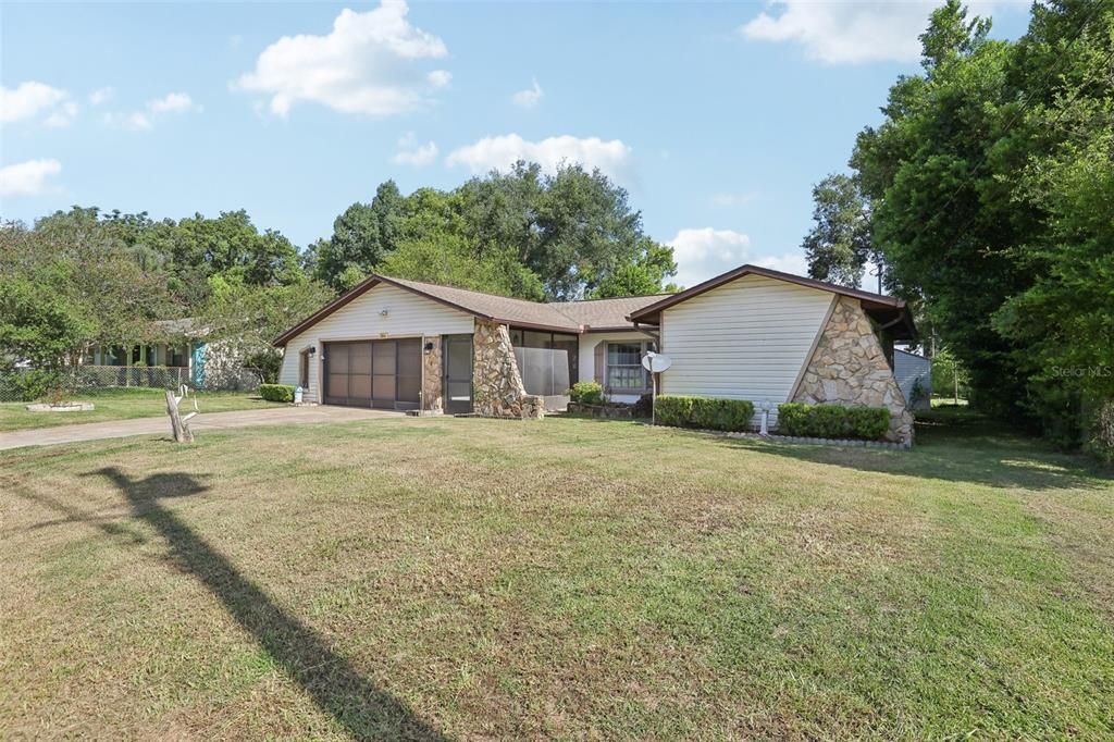 Active With Contract: $249,900 (3 beds, 2 baths, 1646 Square Feet)