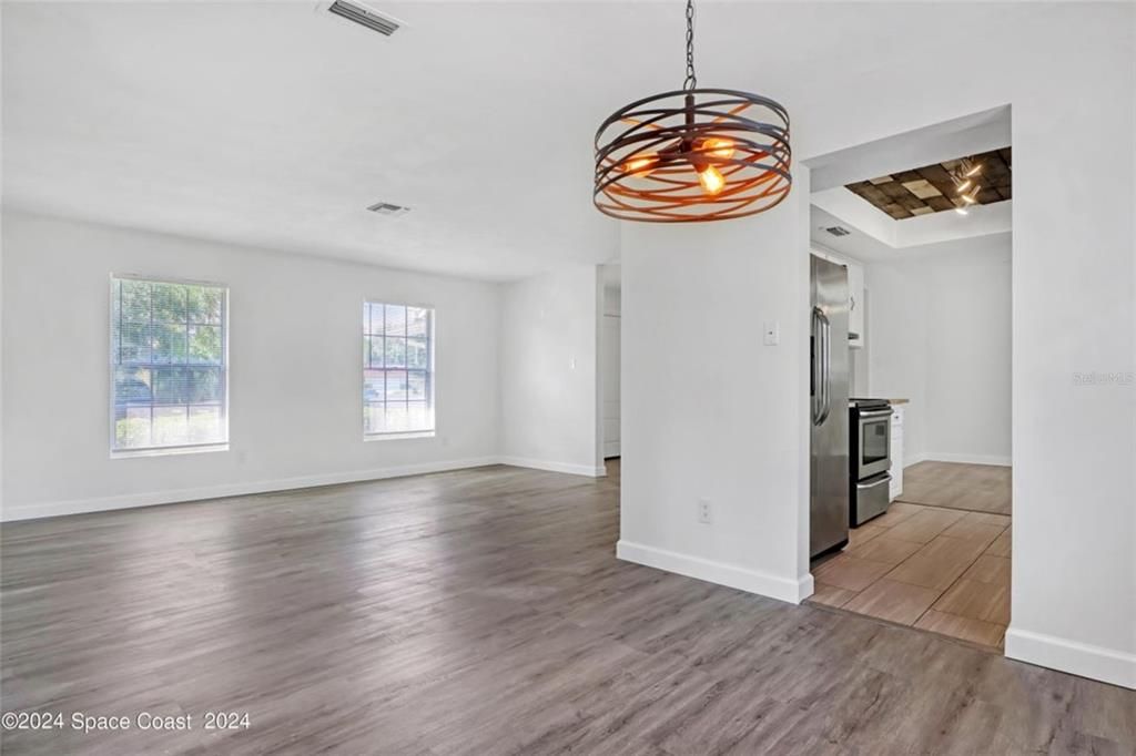 Active With Contract: $325,000 (3 beds, 2 baths, 1434 Square Feet)