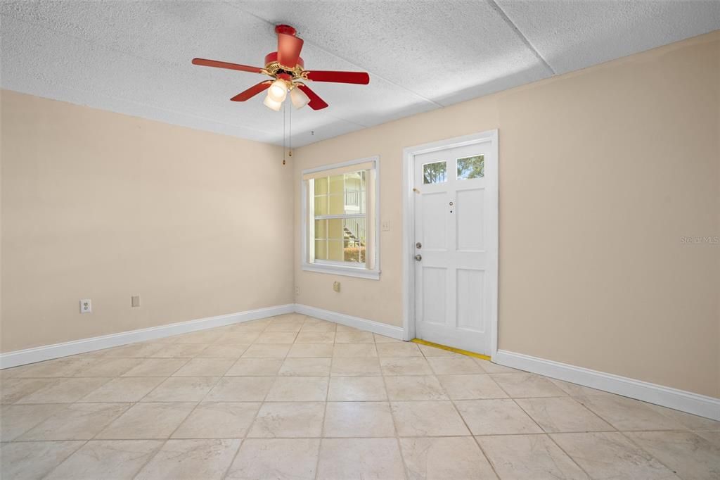 Active With Contract: $169,900 (2 beds, 1 baths, 853 Square Feet)