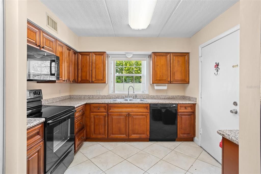 Active With Contract: $169,900 (2 beds, 1 baths, 853 Square Feet)