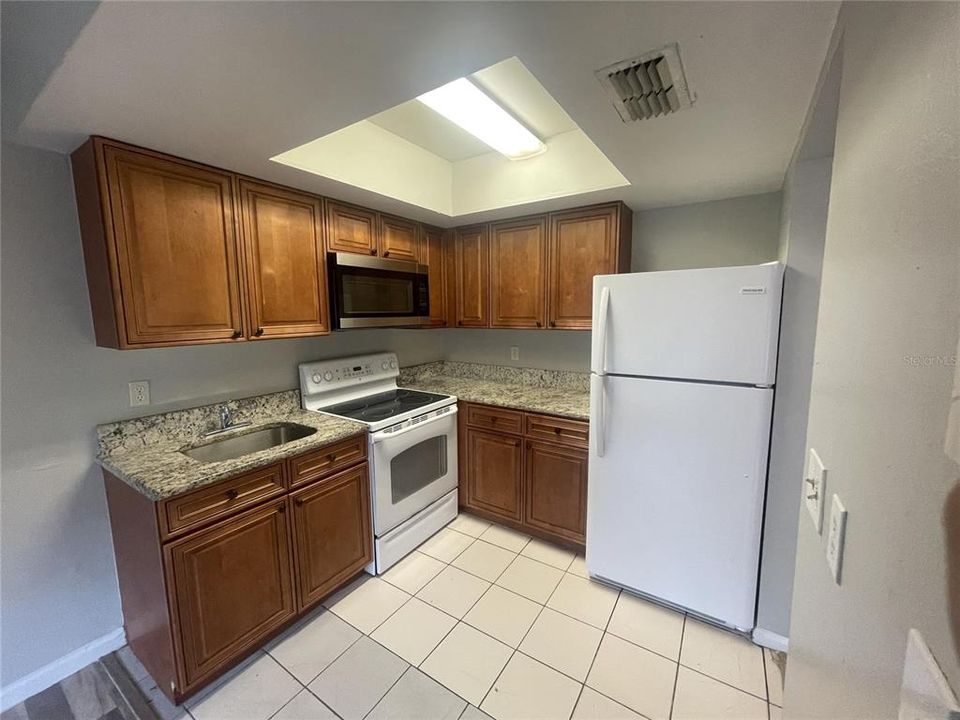 Active With Contract: $1,150 (1 beds, 1 baths, 715 Square Feet)