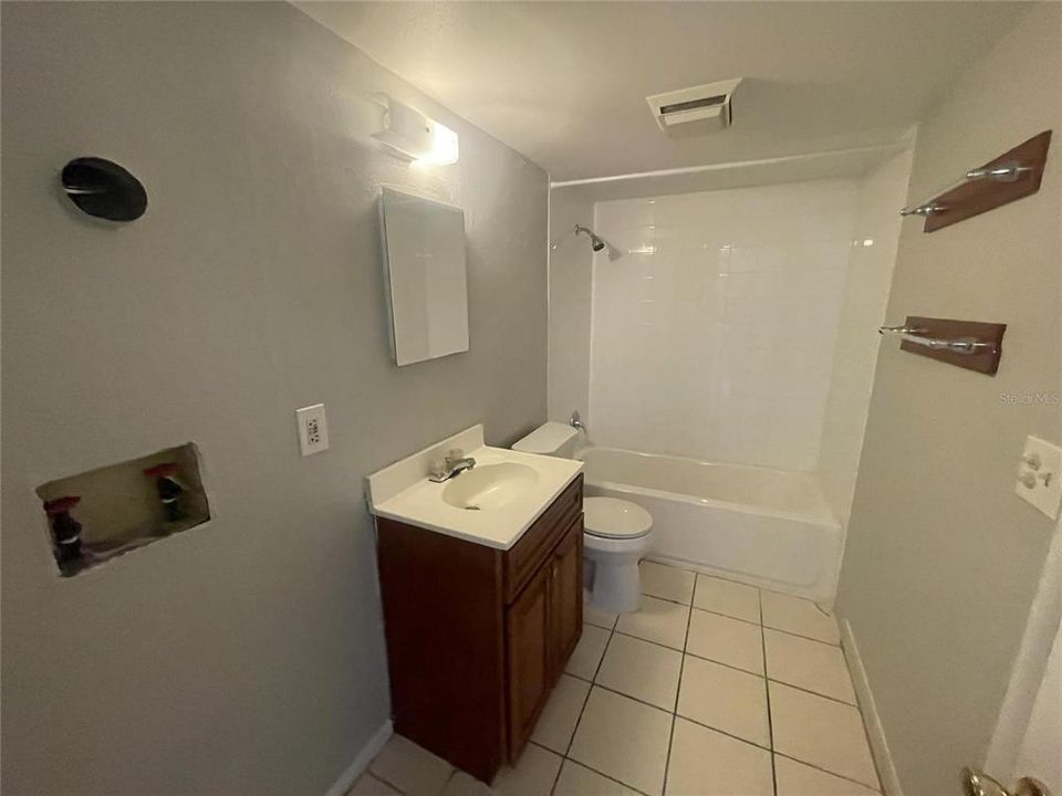 Active With Contract: $1,150 (1 beds, 1 baths, 715 Square Feet)