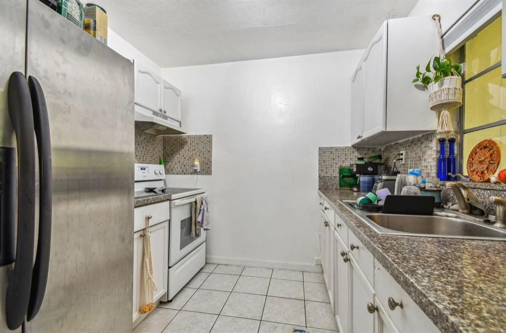 Active With Contract: $239,900 (2 beds, 1 baths, 725 Square Feet)