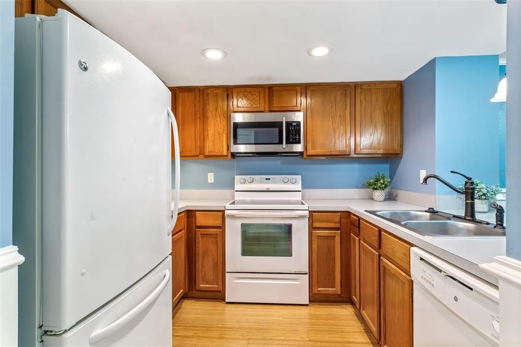 Active With Contract: $149,900 (1 beds, 1 baths, 817 Square Feet)