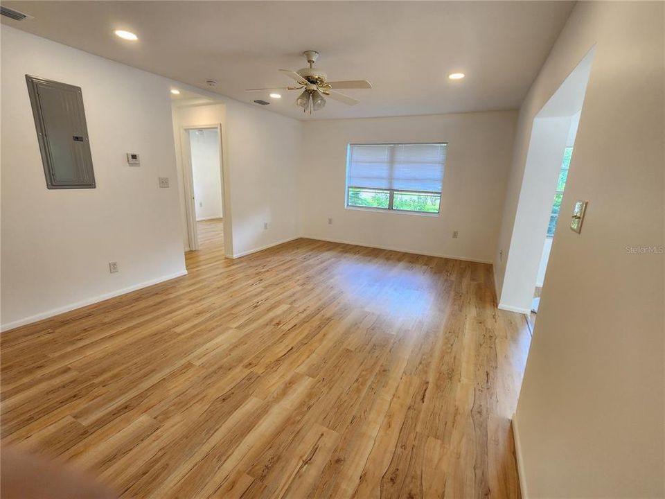 For Sale: $235,000 (2 beds, 1 baths, 995 Square Feet)