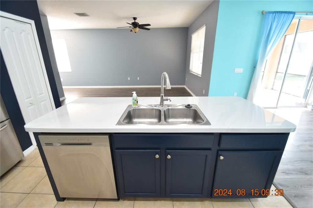 For Rent: $2,195 (4 beds, 2 baths, 1821 Square Feet)