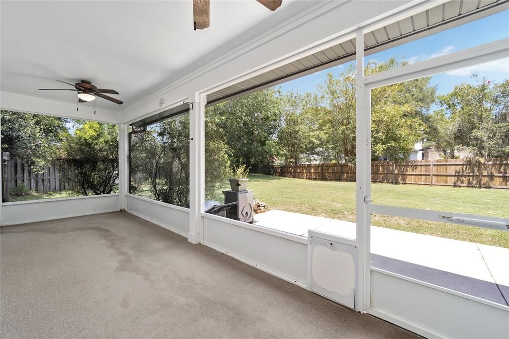 LARGE SCREEN LANAI OVERLOOKS YARD