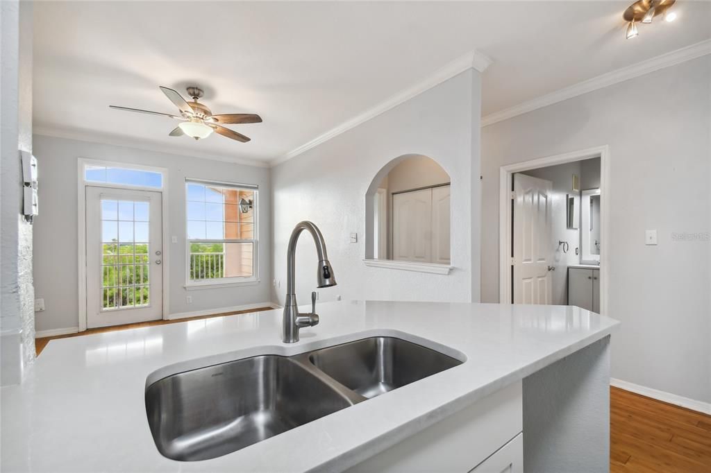 Active With Contract: $1,995 (1 beds, 1 baths, 654 Square Feet)