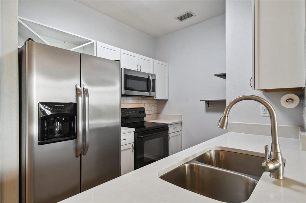 Active With Contract: $1,995 (1 beds, 1 baths, 654 Square Feet)