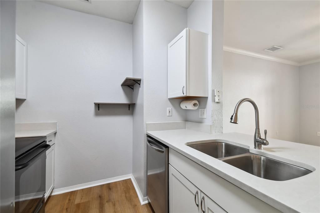 Active With Contract: $1,995 (1 beds, 1 baths, 654 Square Feet)