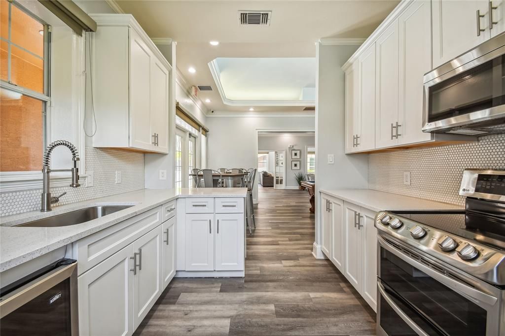 Active With Contract: $1,995 (1 beds, 1 baths, 654 Square Feet)