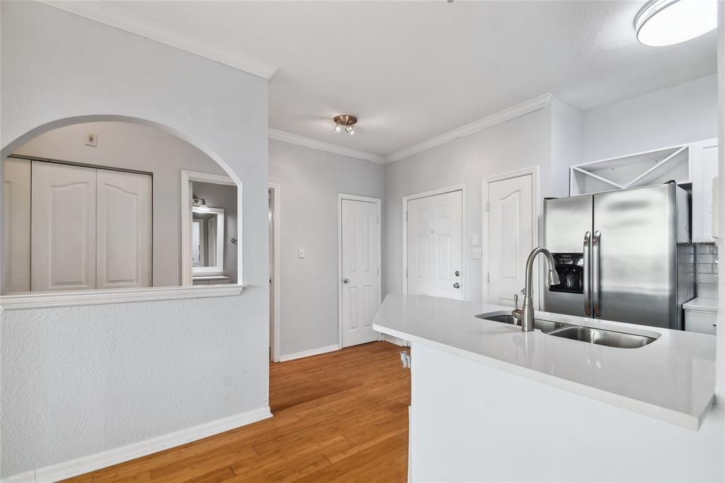 Active With Contract: $1,995 (1 beds, 1 baths, 654 Square Feet)