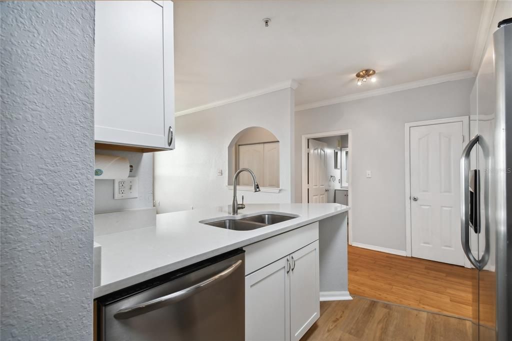 Active With Contract: $1,995 (1 beds, 1 baths, 654 Square Feet)