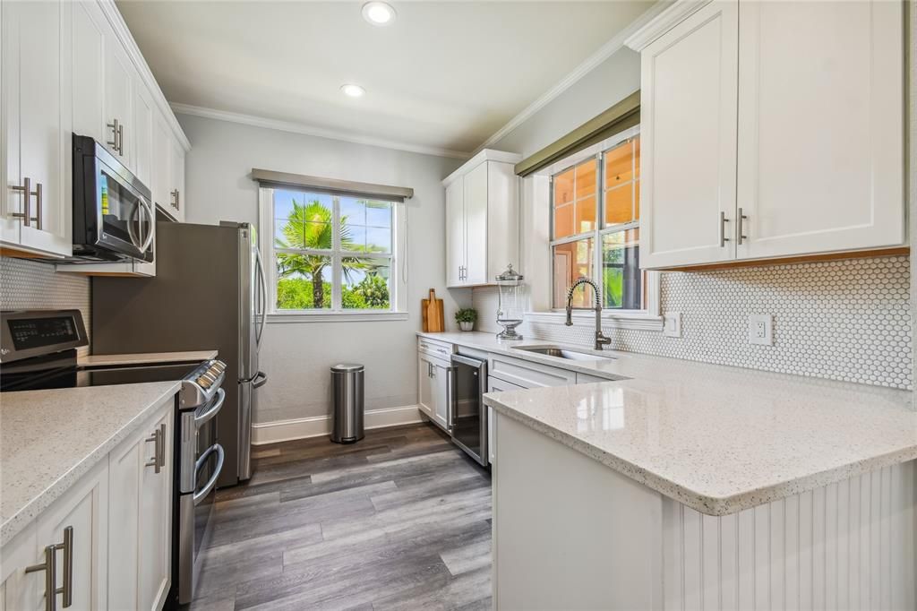 Active With Contract: $1,995 (1 beds, 1 baths, 654 Square Feet)