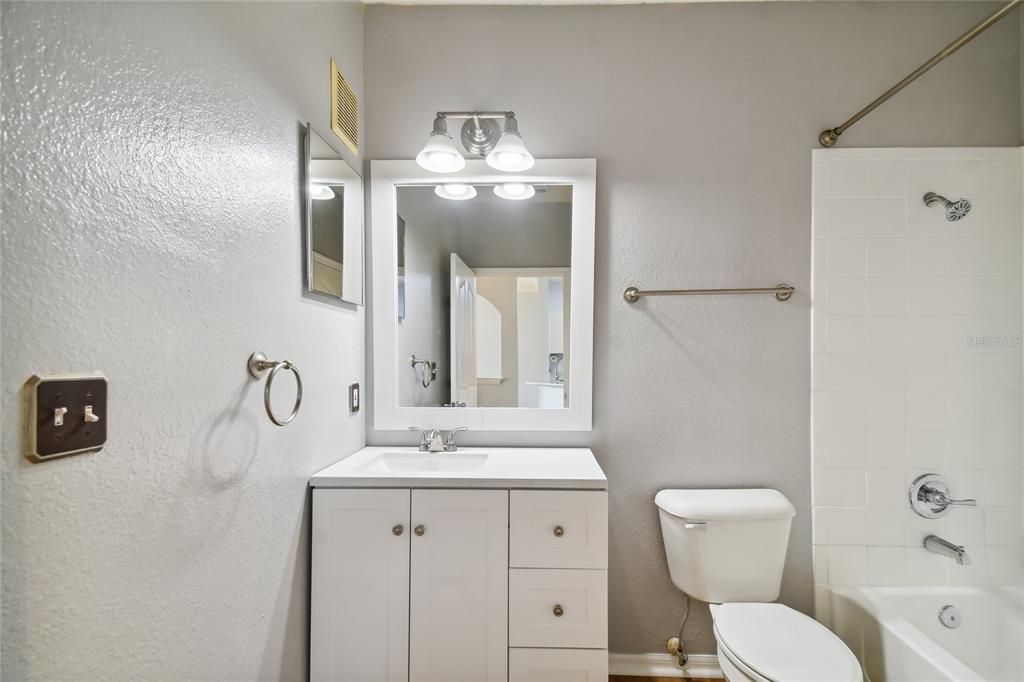 Active With Contract: $1,995 (1 beds, 1 baths, 654 Square Feet)