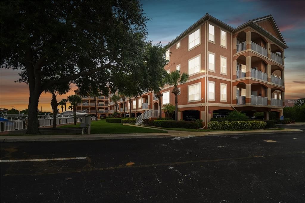 Active With Contract: $1,995 (1 beds, 1 baths, 654 Square Feet)