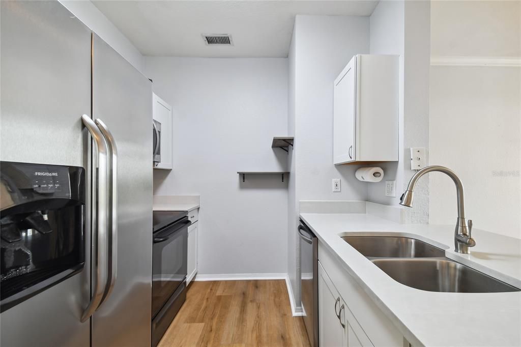 Active With Contract: $1,995 (1 beds, 1 baths, 654 Square Feet)