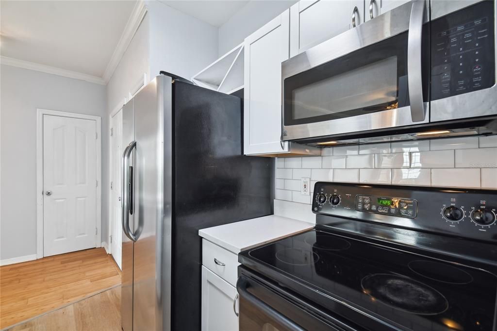 Active With Contract: $1,995 (1 beds, 1 baths, 654 Square Feet)