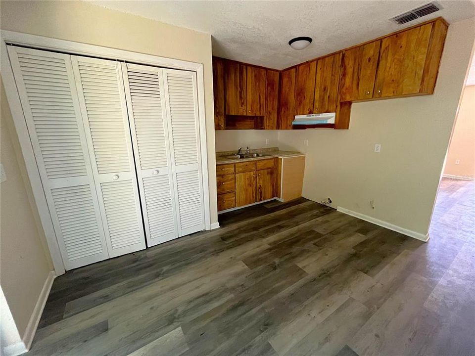 For Rent: $1,195 (2 beds, 1 baths, 898 Square Feet)