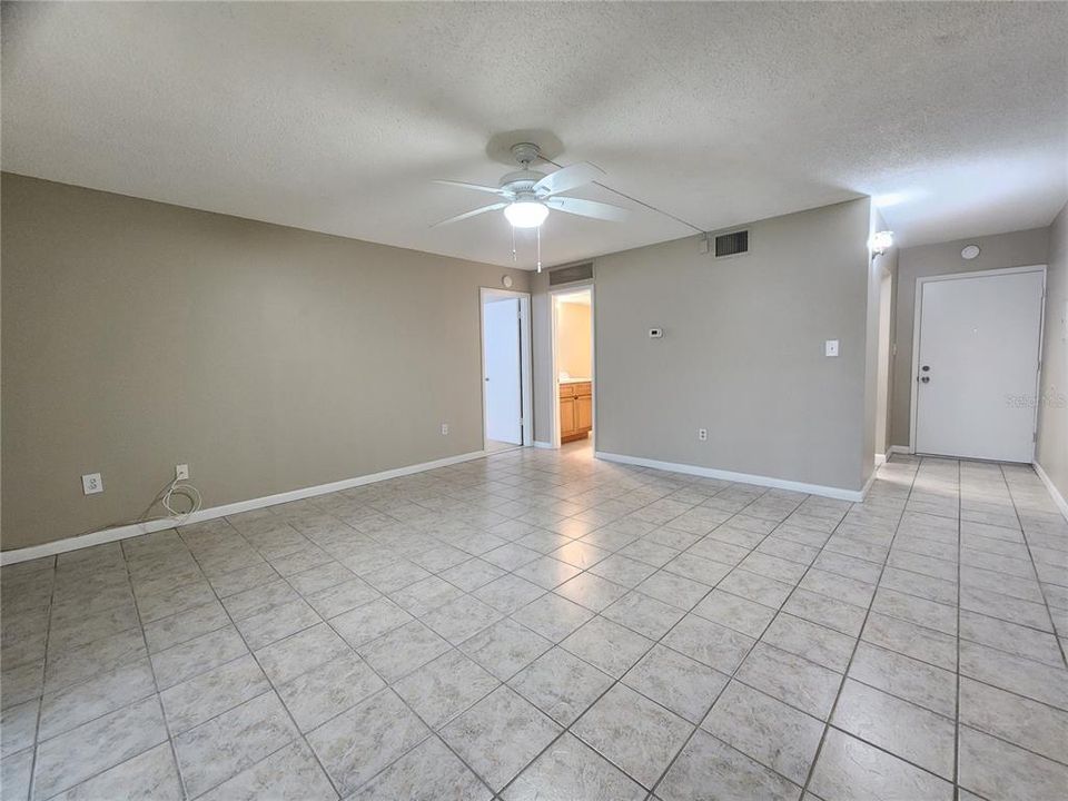 For Sale: $139,000 (1 beds, 1 baths, 745 Square Feet)