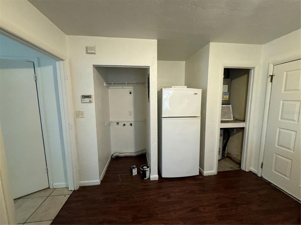 For Rent: $1,200 (2 beds, 1 baths, 1860 Square Feet)