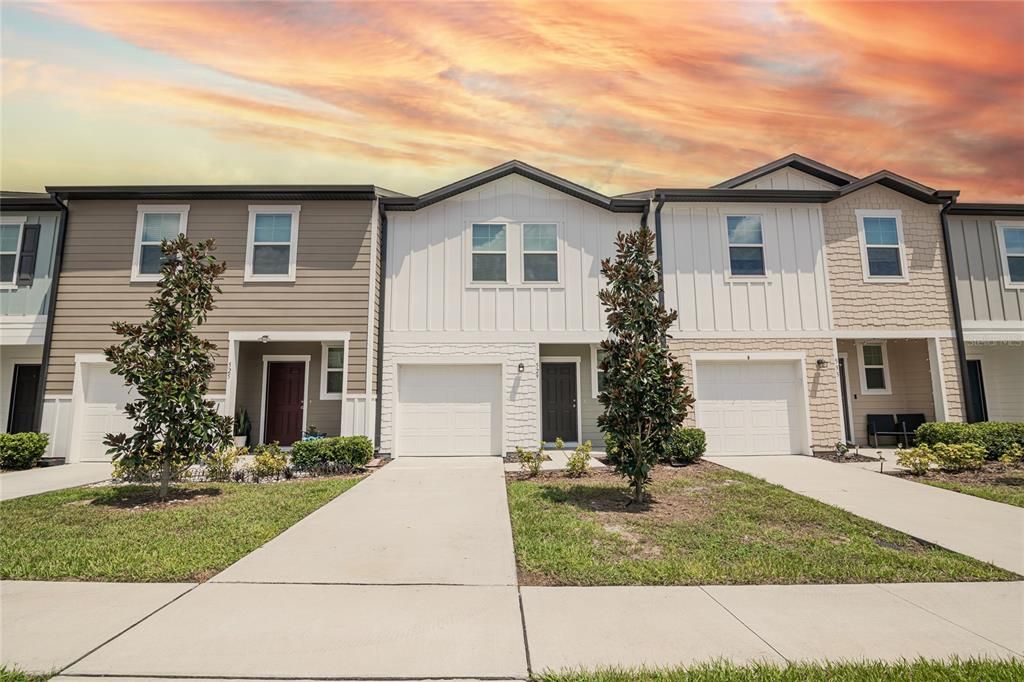 Active With Contract: $1,900 (3 beds, 2 baths, 1480 Square Feet)