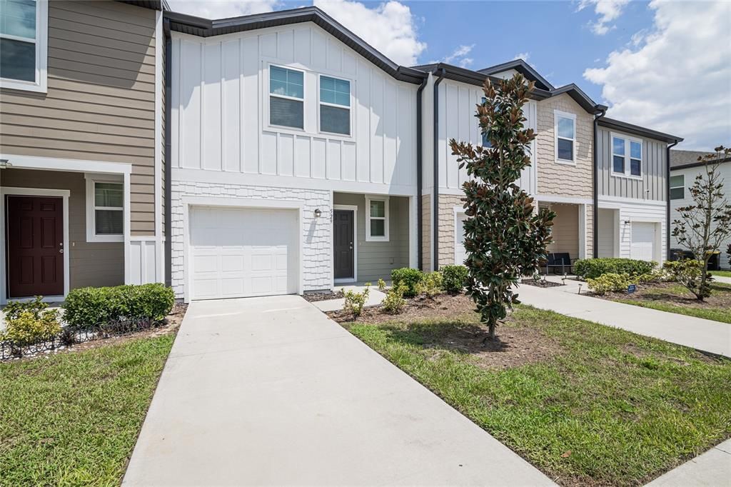 Active With Contract: $1,900 (3 beds, 2 baths, 1480 Square Feet)