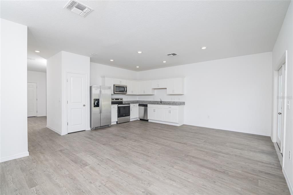 Active With Contract: $1,900 (3 beds, 2 baths, 1480 Square Feet)