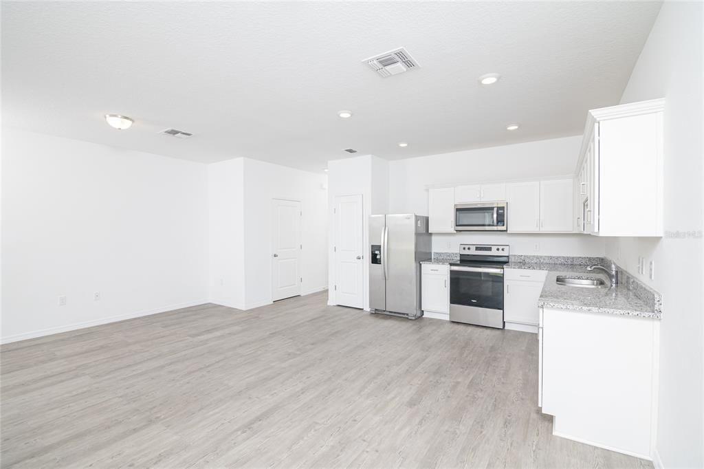 Active With Contract: $1,900 (3 beds, 2 baths, 1480 Square Feet)