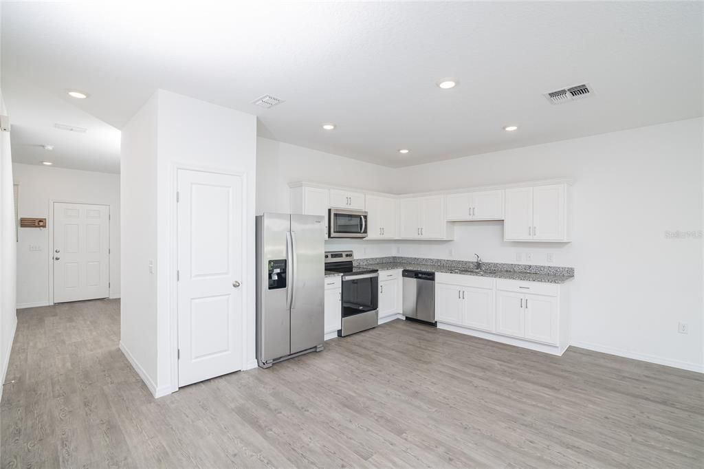 Active With Contract: $1,900 (3 beds, 2 baths, 1480 Square Feet)