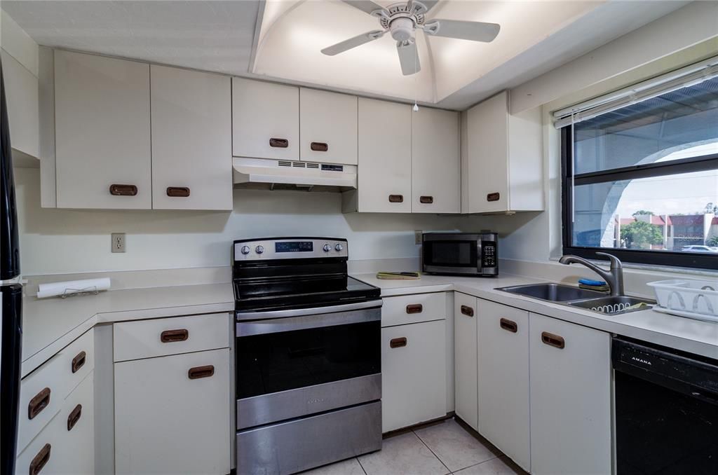 For Rent: $1,200 (2 beds, 2 baths, 899 Square Feet)