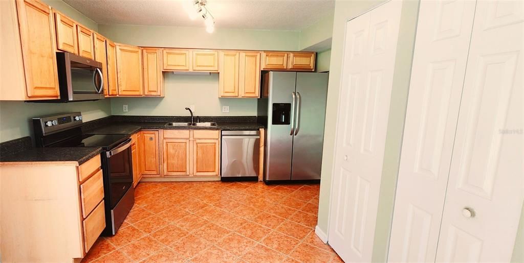 For Rent: $2,100 (3 beds, 1 baths, 1000 Square Feet)