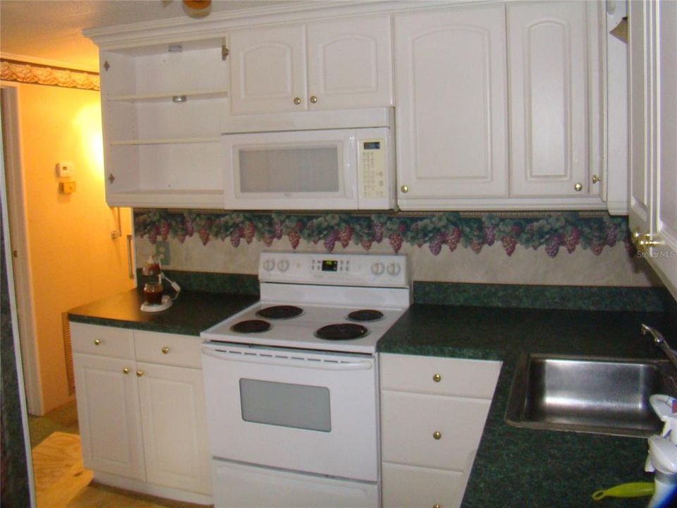 For Sale: $89,000 (2 beds, 2 baths, 864 Square Feet)