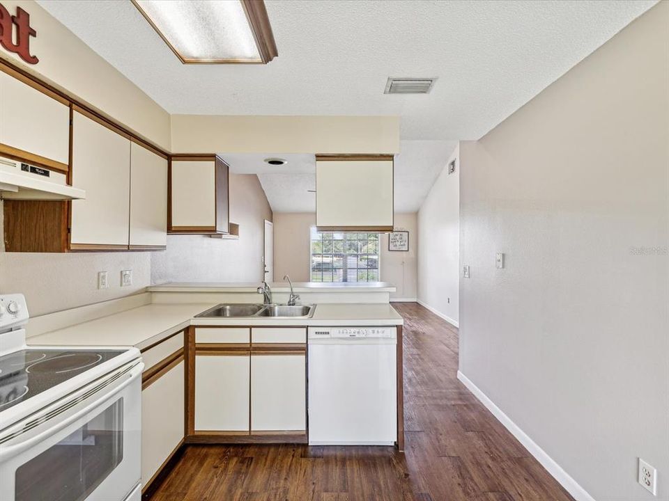 Bright, Large and Open Kitchen!