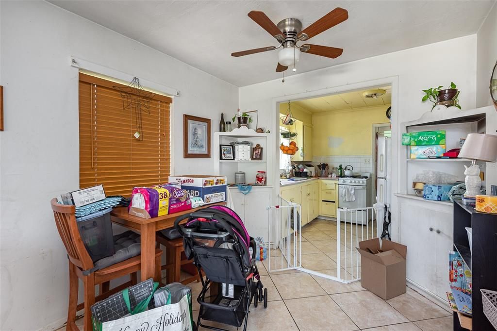 For Sale: $225,000 (2 beds, 1 baths, 844 Square Feet)