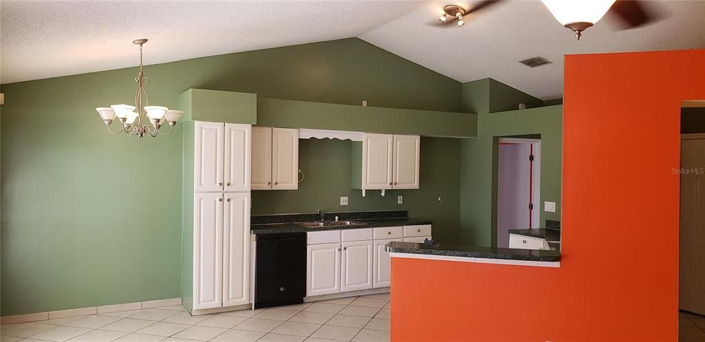 For Rent: $2,300 (3 beds, 2 baths, 1405 Square Feet)