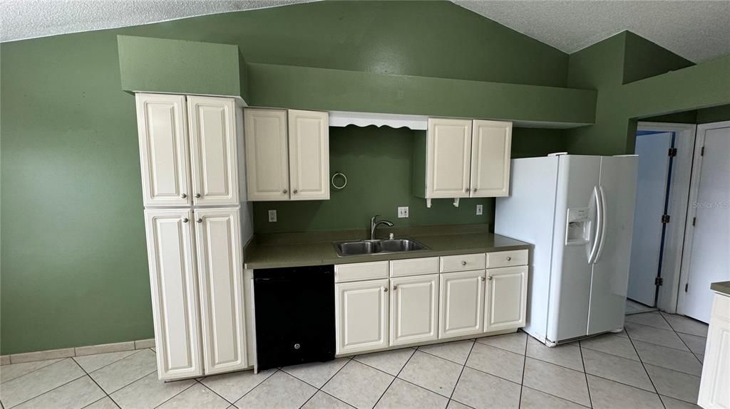 For Rent: $2,300 (3 beds, 2 baths, 1405 Square Feet)