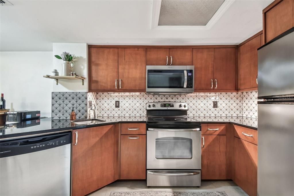 Active With Contract: $240,000 (2 beds, 1 baths, 886 Square Feet)