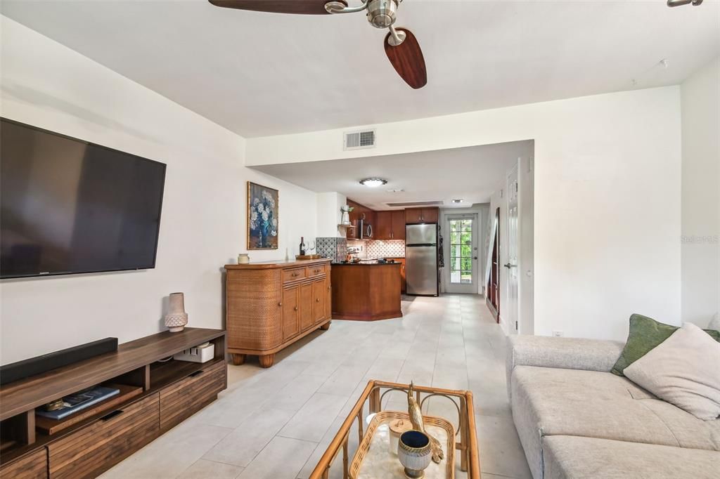 Active With Contract: $240,000 (2 beds, 1 baths, 886 Square Feet)