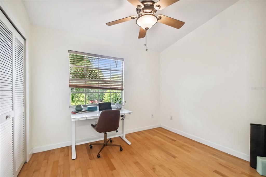 Active With Contract: $240,000 (2 beds, 1 baths, 886 Square Feet)