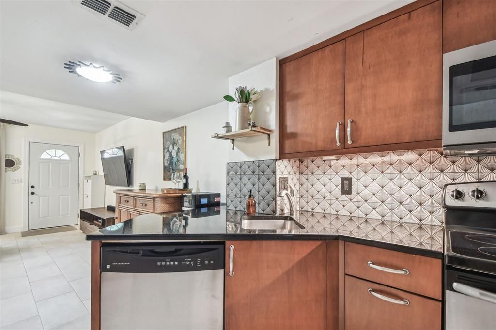 Active With Contract: $240,000 (2 beds, 1 baths, 886 Square Feet)